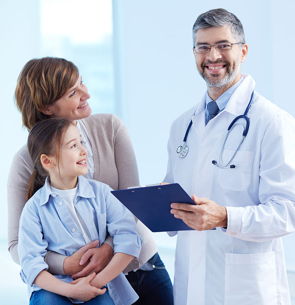 Mãe e Filha com médico
