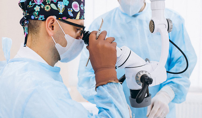 Médico fazendo um exame